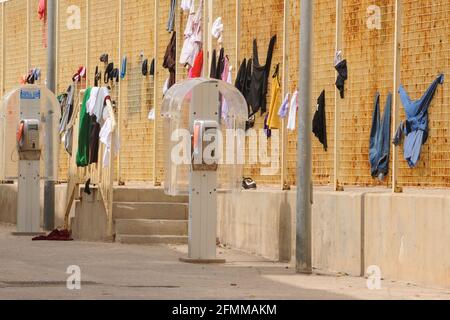 Lampedusa, Italien. Oktober 2015. FOTO-DATEI-FOTO-DATEI-ARCHIV FOTO der Hot Spot von Lampedusa in einem Foto von 2015. Nach den jüngsten Landungen auf der Insel hat der Hot Spot der Rezeption die Orte gesättigt und viele Asylbewerber werden auf dem Pier schlafen und auf die Quarantäneschiffe warten, die Sizilien verlassen haben. Kredit: Unabhängige Fotoagentur/Alamy Live Nachrichten Stockfoto