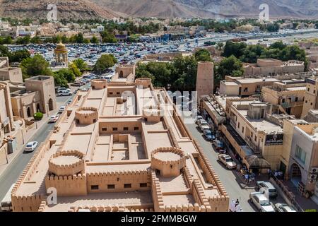 NIZWA, OMAN - 3. MÄRZ 2017: Luftaufnahme von Nizwa, Oman. Parkplatz und Souq sichtbar. Stockfoto