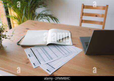 Nahaufnahme eines Büroschreibtisches aus Holz mit Büromaterial Stockfoto