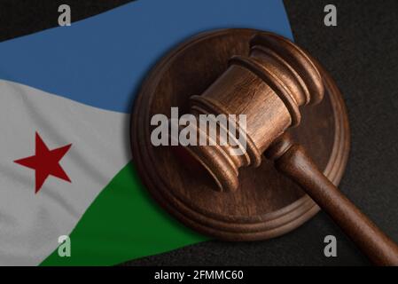 Richter und Flagge von Dschibuti. Recht und Gerechtigkeit in Dschibuti. Verletzung von Rechten und Freiheiten. Stockfoto