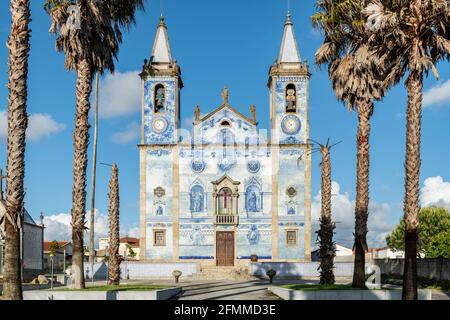 Kirche Santa Marinha in Cortegaca - Ovar, Portugal. Blick auf die Dekoration von Azulejo. Stockfoto