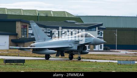 Britischer Taifun FGR-MK.4, der auf die Landebahn von RAF Lossiemouth tast. Lossiemouth ist eine von 2 Quick Reactions Alert (QRA) Stationen in Großbritannien. Stockfoto