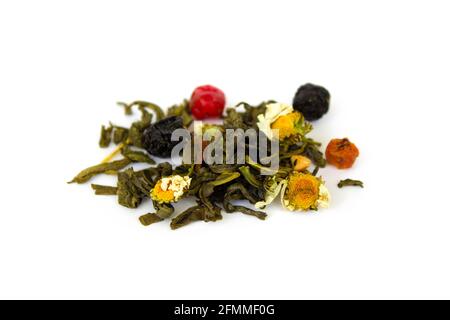 Eine Handvoll trockener Tees aus Blättern, Früchten und Blumen auf einem weißen isolierten Hintergrund in Nahaufnahme Stockfoto