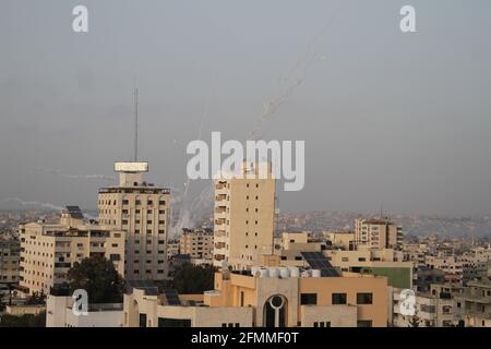 (210510) -- GAZA, 10. Mai 2021 (Xinhua) -- das Foto aus dem Gazastreifen vom 10. Mai 2021 zeigt, dass Raketen auf Israel abgefeuert werden. Am Montagabend wurden über 45 Raketen aus dem Gazastreifen auf Israel abgefeuert, die größtenteils auf offenen Gebieten an der Grenze zu Gaza im Süden des Landes landeten, sagte Jonathan Conricus, Sprecher der israelischen Verteidigungskräfte (IDF). Der Angriff aus Gaza, der auch sechs Raketen auf Jerusalem abfeuerte, verstärkte in den letzten Tagen bereits die Spannungen in der Region, da Palästinenser in Jerusalem in den vergangenen Wochen israelische Sicherheitskräfte in gewalttätigen Demonstrationen konfrontiert haben. (Ph Stockfoto