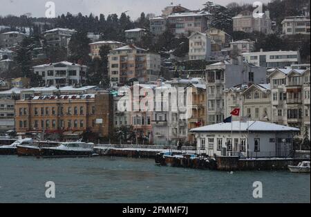 Herrliche historische Villen (yali) am Bosporus Waterfront auf einem Schneebedeckter Tag Stockfoto