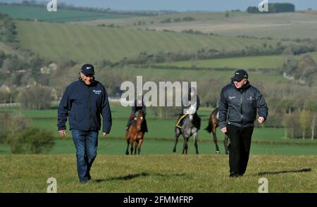 L2R Bob Champion mit Rennpferdetrainer Jonjo O'Neill. Grand National gewann den Jockey Bob Champion auf seinem Wohltätigkeitsspaziergang im Jackdaws Castle Stockfoto