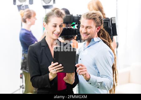Teamdiskussion oder Regisseur, Kameramann Szene Richtung auf eine video-Produktion für TV oder News geben Stockfoto