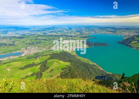 Panoramablick auf den Wanderweg rund um die Rigi Kulm, den höchsten Gipfel der Rigi über 13 Seen und Gipfel der Schweizer Alpen. Kanton Luzern Stockfoto