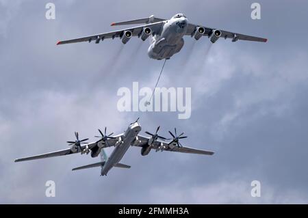 MOSKAU, RUSSLAND - 7. MAI 2021: Avia-Parade in Moskau. Tanker Iljuschin Il-78 und strategische Bomber- und Raketenplattform TU-95 am Himmel auf Parade von Vic Stockfoto
