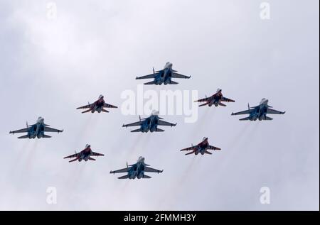 MOSKAU, RUSSLAND - 7. MAI 2021: Avia Parade in Moskau. Gruppe Jet Kampfflugzeuge MiG-35 und Su-30 am Himmel auf Parade des Sieges im Zweiten Weltkrieg in Mo Stockfoto
