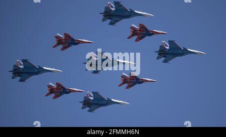 MOSKAU, RUSSLAND - 7. MAI 2021: Avia Parade in Moskau. Gruppe Jet Kampfflugzeuge MiG-35 und Su-30 am Himmel auf Parade des Sieges im Zweiten Weltkrieg in Mo Stockfoto