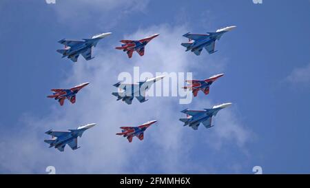MOSKAU, RUSSLAND - 7. MAI 2021: Avia Parade in Moskau. Gruppe Jet Kampfflugzeuge MiG-35 und Su-30 am Himmel auf Parade des Sieges im Zweiten Weltkrieg in Mo Stockfoto