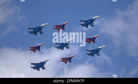 MOSKAU, RUSSLAND - 7. MAI 2021: Avia Parade in Moskau. Gruppe Jet Kampfflugzeuge MiG-35 und Su-30 am Himmel auf Parade des Sieges im Zweiten Weltkrieg in Mo Stockfoto