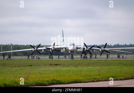 KUBINKA, RUSSLAND - 25. AUGUST 2020: Armee des internationalen militärtechnischen Forums-2020 auf dem Luftstützpunkt Kubinka. TU-95 ist ein großer, viermotoriger Turboprop-p Stockfoto