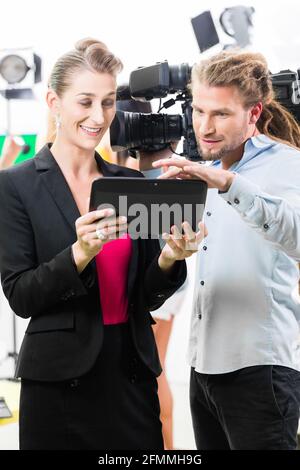 Teamdiskussion oder Regisseur, Kameramann Szene Richtung auf eine video-Produktion für TV oder News geben Stockfoto