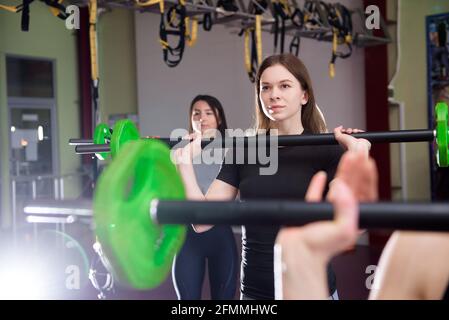 Gruppe mit funktionellem Fitnesstraining in der Sporthalle. Stockfoto