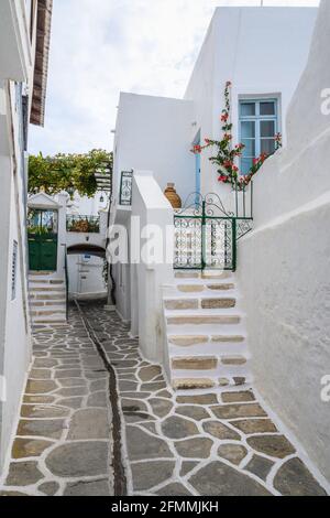 Traditionelle griechische, weiß getünchte Architektur in der Altstadt von Parikia auf der Insel Paros. Kykladen, Griechenland Stockfoto