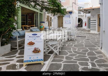 Paros, Griechenland - 28. September 2020: Griechisches Restaurant auf der Straße in der Altstadt von Parikia auf der Insel Paros. Stockfoto