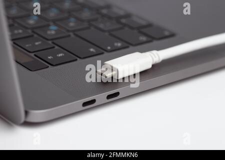 Nahaufnahme eines Laptops Typ-c-Ports und Typ-c-Kabels. Ohne Person Stockfoto