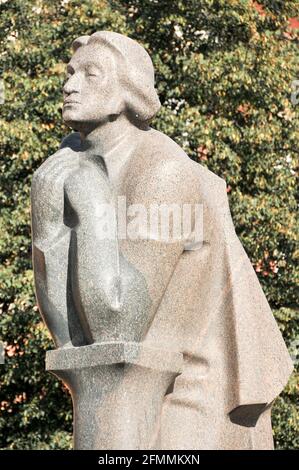 Adam-Mickiewicz-Denkmal und Backsteingotik St. Francis und St. Bernard Kirche in Vilnius, Litauen. 19. September 2009 © Wojciech Strozyk / Alamy Sto Stockfoto