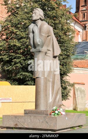 Adam-Mickiewicz-Denkmal und Backsteingotik St. Francis und St. Bernard Kirche in Vilnius, Litauen. 19. September 2009 © Wojciech Strozyk / Alamy Sto Stockfoto