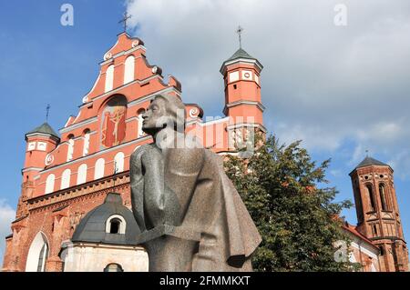 Adam-Mickiewicz-Denkmal und Backsteingotik St. Francis und St. Bernard Kirche in Vilnius, Litauen. 19. September 2009 © Wojciech Strozyk / Alamy Sto Stockfoto