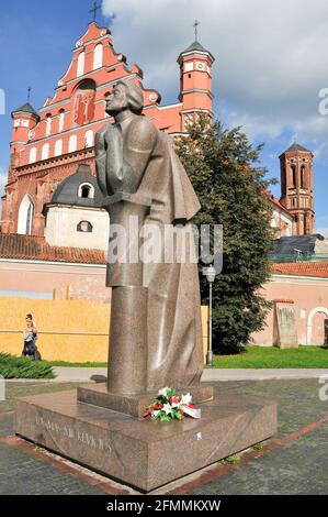 Adam-Mickiewicz-Denkmal und Backsteingotik St. Francis und St. Bernard Kirche in Vilnius, Litauen. 19. September 2009 © Wojciech Strozyk / Alamy Sto Stockfoto