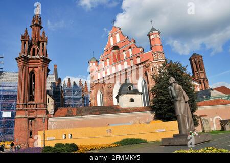 Adam-Mickiewicz-Denkmal, Backsteingotische St.-Franziskus- und St.-Bernhard-Kirche und Flamboyant-Gotik und Backsteingotik St.-Anna-Kirche in Vilnius, Litauen Stockfoto