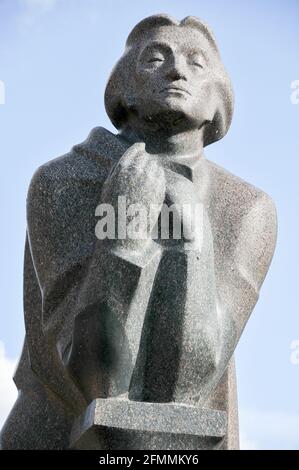 Adam-Mickiewicz-Denkmal und Backsteingotik St. Francis und St. Bernard Kirche in Vilnius, Litauen. 19. September 2009 © Wojciech Strozyk / Alamy Sto Stockfoto