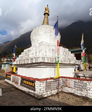 Buddhistische Stupa oder Chöre mit Gebetsfahnen und Rädern auf dem Weg von Lukla nach Namche Bazar im chaurikharka Dorf in der Nähe des Chheplung Dorfes, Khumbu va Stockfoto