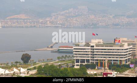 KONAK, TÜRKEI - 29. April 2020: Konak Platz, Izmir Gemeinde, Izmir Uhrturm und konak Pier Blick von Varyant. izmir. Türkei Stockfoto