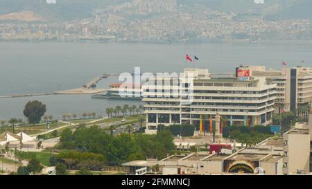 KONAK, TÜRKEI - 29. April 2020: Konak Platz, Izmir Gemeinde, Izmir Uhrturm und konak Pier Blick von Varyant. izmir. Türkei Stockfoto