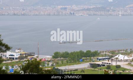 KONAK, TÜRKEI - 29. April 2020: Konak Platz, Izmir Gemeinde, Izmir Uhrturm und konak Pier Blick von Varyant. izmir. Türkei Stockfoto