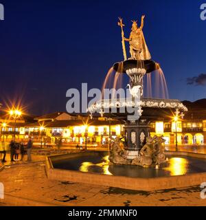 Statue des Inka Pachacutec auf dem Brunnen auf der Plaza de Armas, Nachtansicht, Cusco oder Cuzco Stadt, Peru Stockfoto