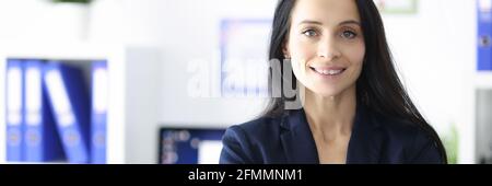 Porträt einer lächelnden Geschäftsfrau in ihrem Büro Stockfoto