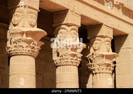 Geschnitzte Köpfe auf Säulen am Tempel von Philae, Insel Agilkia im Nasser See, Ägypten Stockfoto