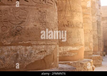 Säulenreihe mit Hieroglyphen im Tempel von Karnak, Luxor, Ägypten Stockfoto