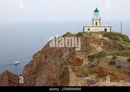 Akrotiri Leuchtturm mit Nebel und Meer, Santorini, Griechenland Stockfoto