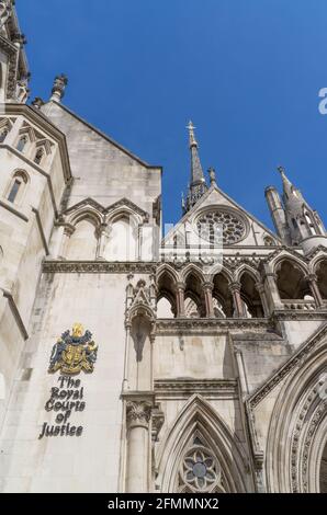 Die Royal Courts of Justice am Strand an einem klaren, sonnigen Tag. London Stockfoto