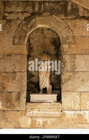 Kopflose Marmorskulptur in Steinmauer an der Akropolis, Athen, Griechenland Stockfoto