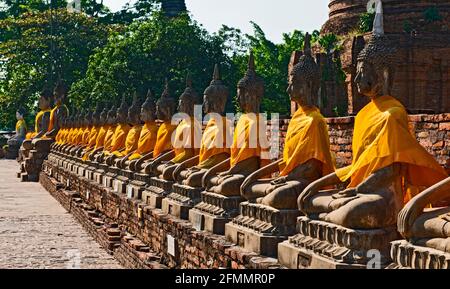 Buddhas im alten Tempel des Wat Yai Chai Mongkhon In Ayutthaya Stockfoto