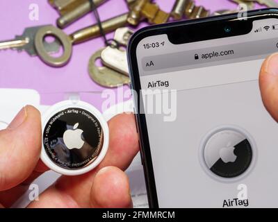 Verbinden Sie das AirTag-Setup-Paar neben dem iPhone 12 pro mit Website Stockfoto