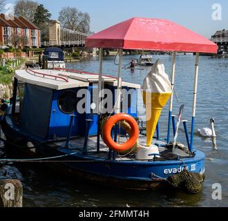 Marlow, Vereinigtes Königreich - 30 2021. März: Ein Boot auf dem Boot, um Eis auf der Themse vor Riverside zu verkaufen Stockfoto