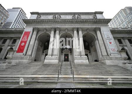 New York City, USA. Mai 2021. Fifth Avenue Ansicht der New York Public Library Stephen A. Schwarzman Building, jetzt für die Öffentlichkeit zugänglich, aber nur nach Vereinbarung zugänglich, New York, NY, 10. Mai 2021. Im Rahmen der stufenweisen Wiedereröffnung bietet die New York Public Library erweiterte Services, darunter eine begrenzte 30-minütige Browsing-Zeit und ausgewählte Orte zum Mitnehmen mit Terminen. (Foto von Anthony Behar/Sipa USA) Quelle: SIPA USA/Alamy Live News Stockfoto