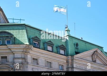 Buenos Aires, Argentinien; 24. Januar 2021: Hauptquartier der Banco de la Nacion Argentina, Argentine Nation Bank, mit der Nationalflagge. Neoklassifizierer Stockfoto