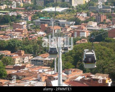 Medellin, Antioquia, Kolumbien - März 27 2021: Die Seilbahn (Metro Cable) auf einem Stadthintergrund Stockfoto