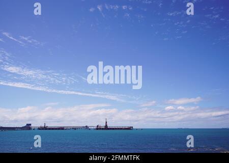 Mackay, Queensland, Australien - 2021. Mai: Kohleexport-Terminal-Verladeanlage an der Küste von Hay Point Stockfoto