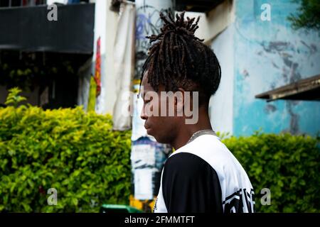 Medellin, Antioquia, Kolumbien - März 27 2021: Young man Break Dance in schwarz-weißen Outfits in der Comuna 13 Stockfoto