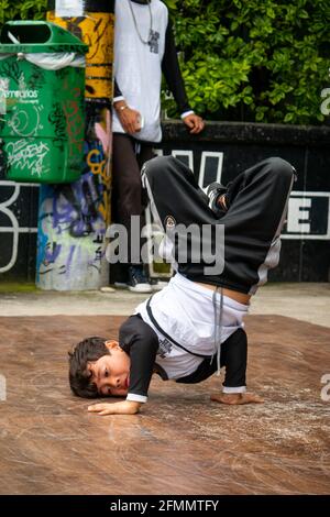 Medellin, Antioquia, Kolumbien - März 27 2021: Little Boy Break Dance in Schwarz-Weiß-Outfit in der Comuna 13 Stockfoto