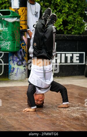 Medellin, Antioquia, Kolumbien - März 27 2021: Little Boy Break Dance in Schwarz-Weiß-Outfit in der Comuna 13 Stockfoto